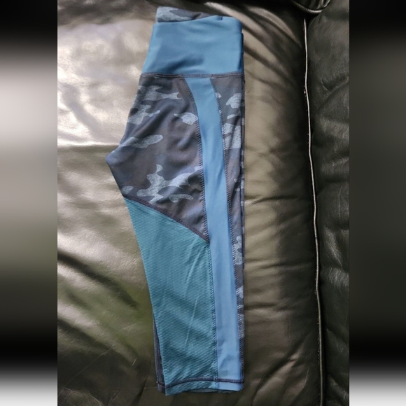 Lululemon Clip In Crops Lotus CamoOil Slick Blue/ Alberta Lake.  Size 4. - Picture 3 of 12